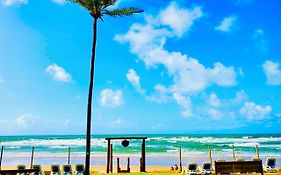 Apartamento amplo de frente para o mar em Resort